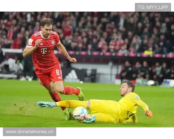 拜仁防线压上成瘾,身后空当频现,防守稳定性面临考验 拜仁防线压上成瘾,身后空当频现,防守稳定性面临考验