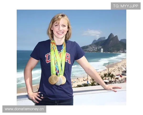 凯蒂·莱德基手拎塑料袋和奥运金牌同框，这反差我看着笑抽了